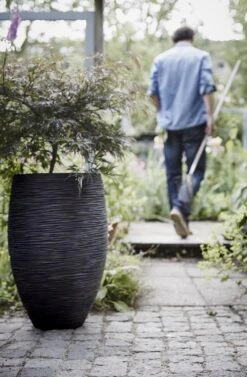 Capi Bloempot Hoog Nature Elegant Deluxe Rib NL - D38 X H58cm - Zwart -Tuinplantenwinkel vaas elegant deluxe rib nl 40x60 zwart bloempot 7 8